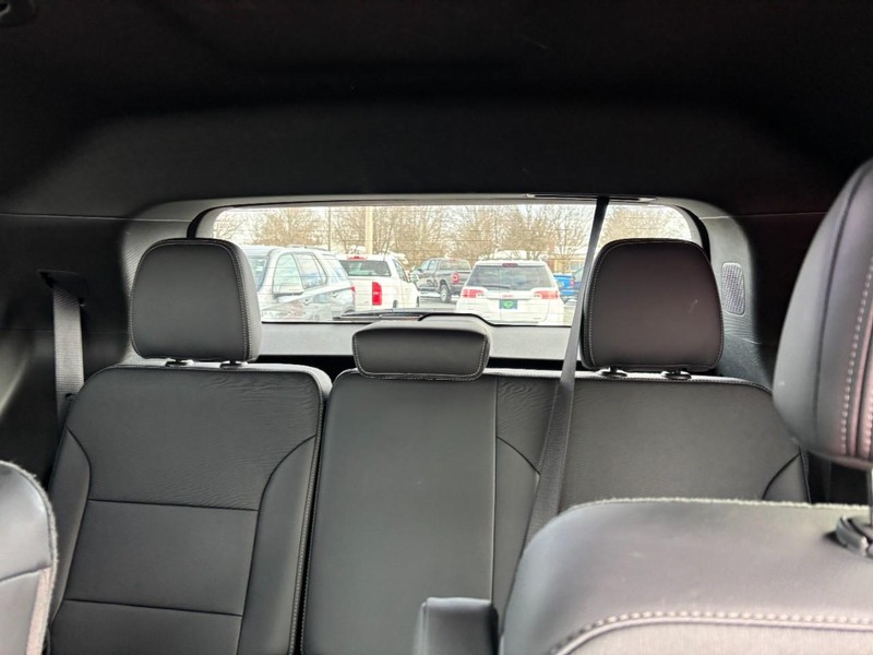 Buick Enclave Vehicle Full-screen Gallery Image 10