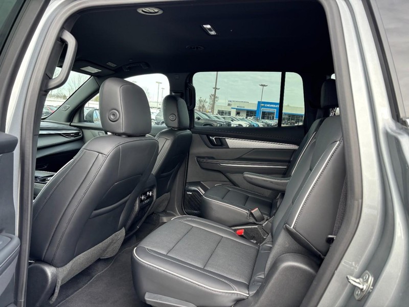 Buick Enclave Vehicle Full-screen Gallery Image 11