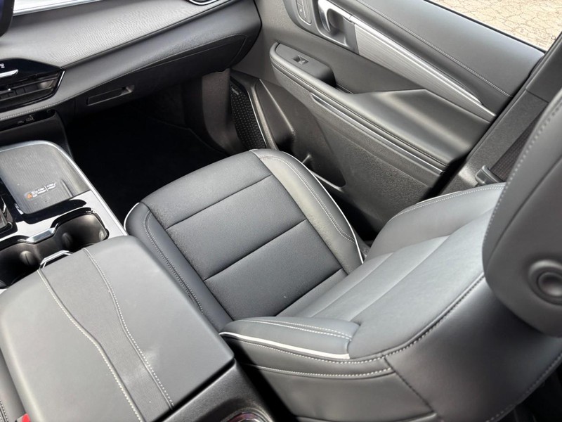 Buick Enclave Vehicle Full-screen Gallery Image 15