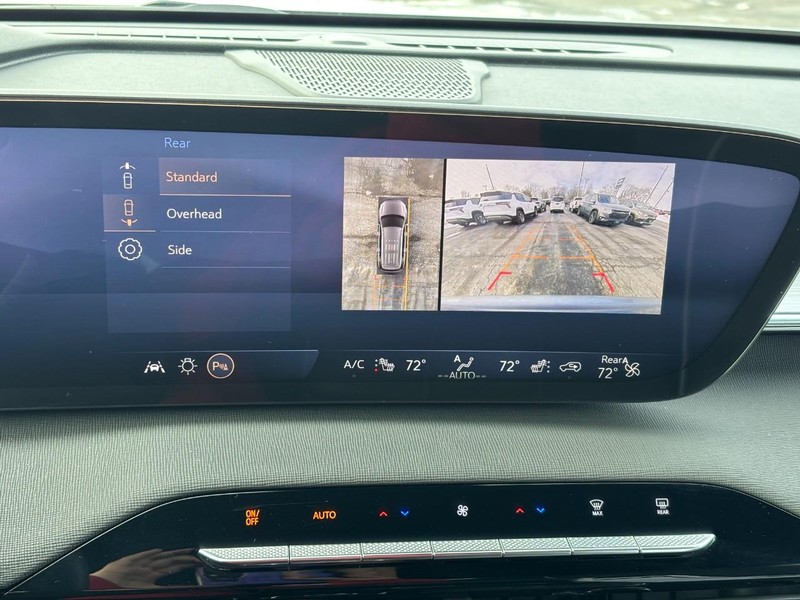 Buick Enclave Vehicle Full-screen Gallery Image 24