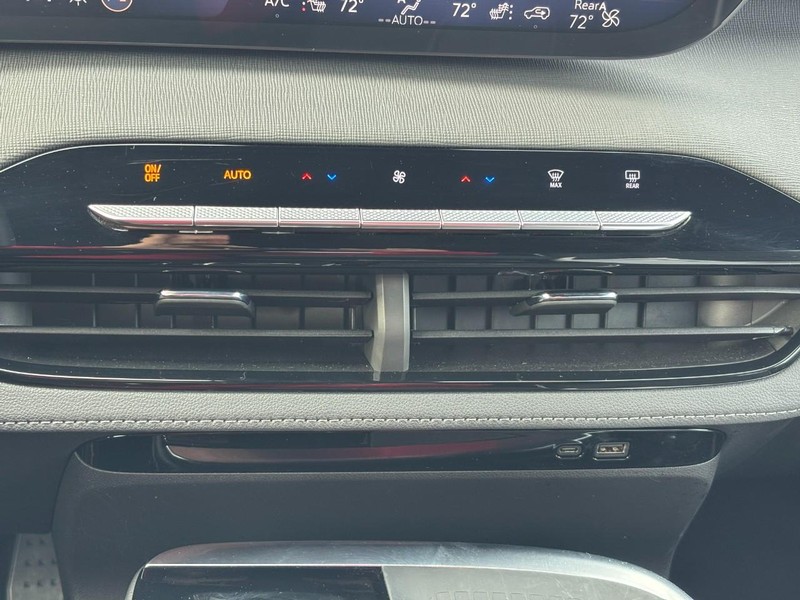 Buick Enclave Vehicle Full-screen Gallery Image 25