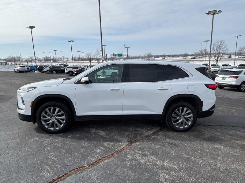 Buick Enclave Vehicle Full-screen Gallery Image 2