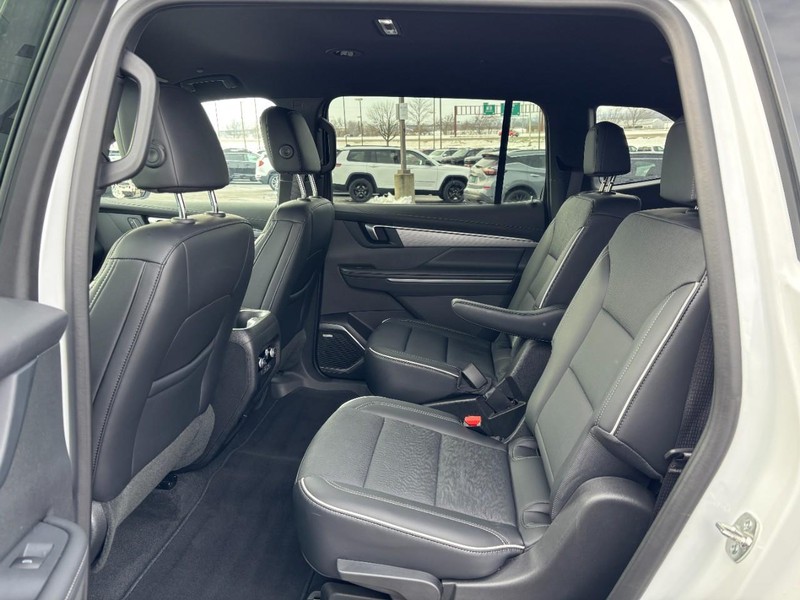 Buick Enclave Vehicle Full-screen Gallery Image 11