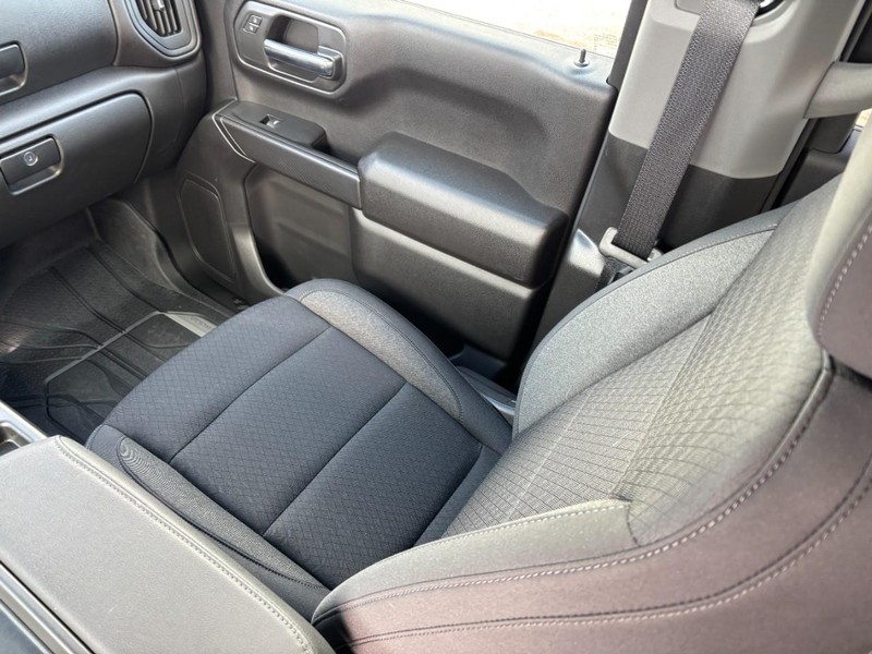 Chevrolet Silverado 1500 Vehicle Full-screen Gallery Image 9