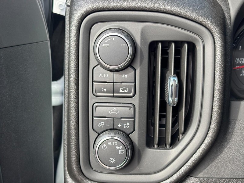 Chevrolet Silverado 1500 Vehicle Full-screen Gallery Image 12