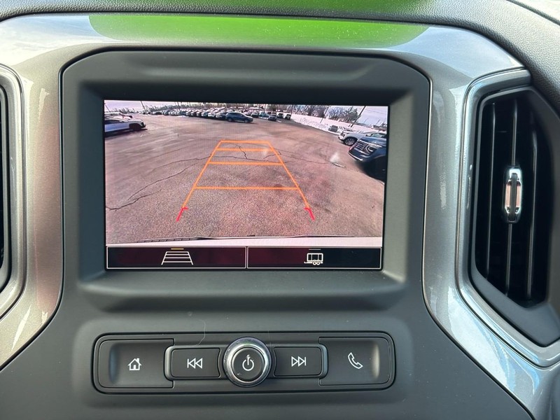 Chevrolet Silverado 1500 Vehicle Full-screen Gallery Image 18