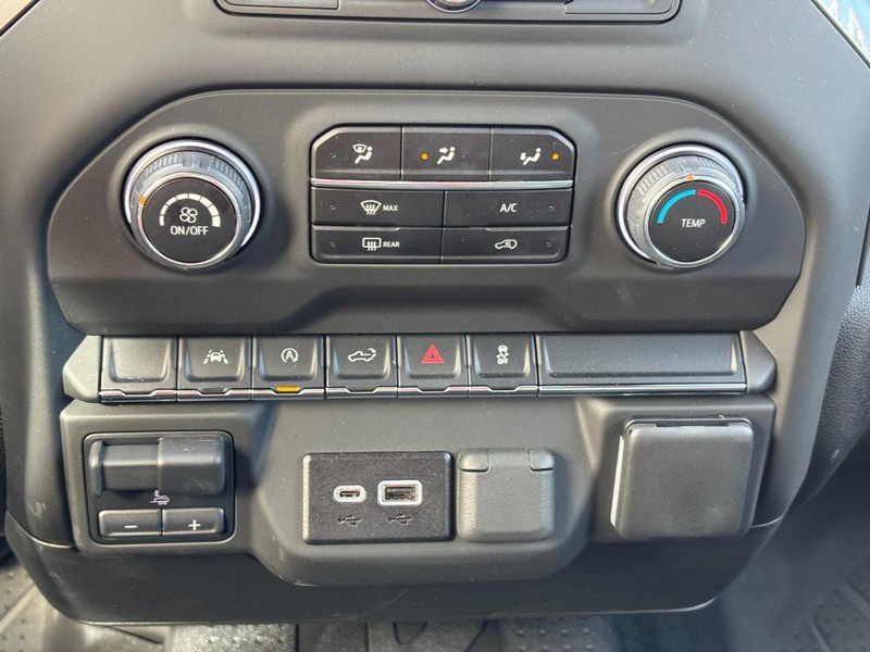 Chevrolet Silverado 1500 Vehicle Full-screen Gallery Image 19