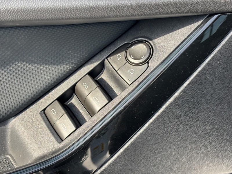 Chevrolet Equinox Vehicle Full-screen Gallery Image 11