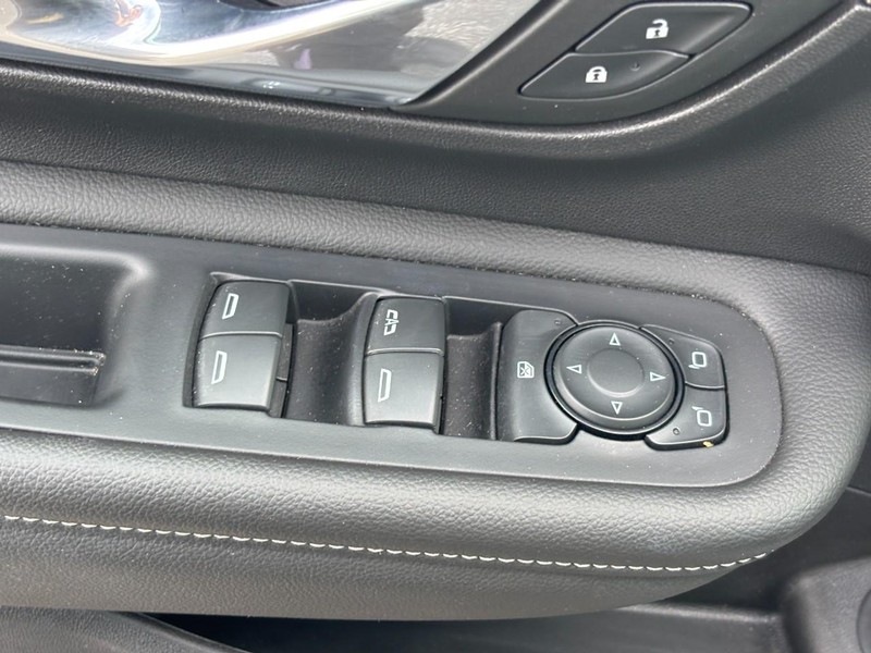 GMC Terrain Vehicle Full-screen Gallery Image 16