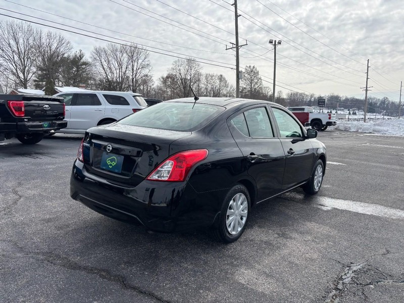 Nissan Versa Sedan Vehicle Full-screen Gallery Image 5
