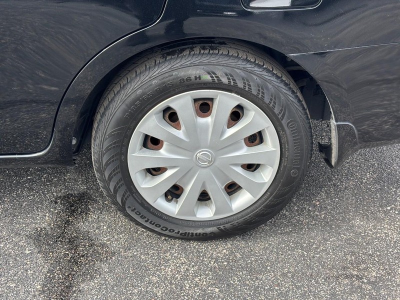 Nissan Versa Sedan Vehicle Full-screen Gallery Image 9