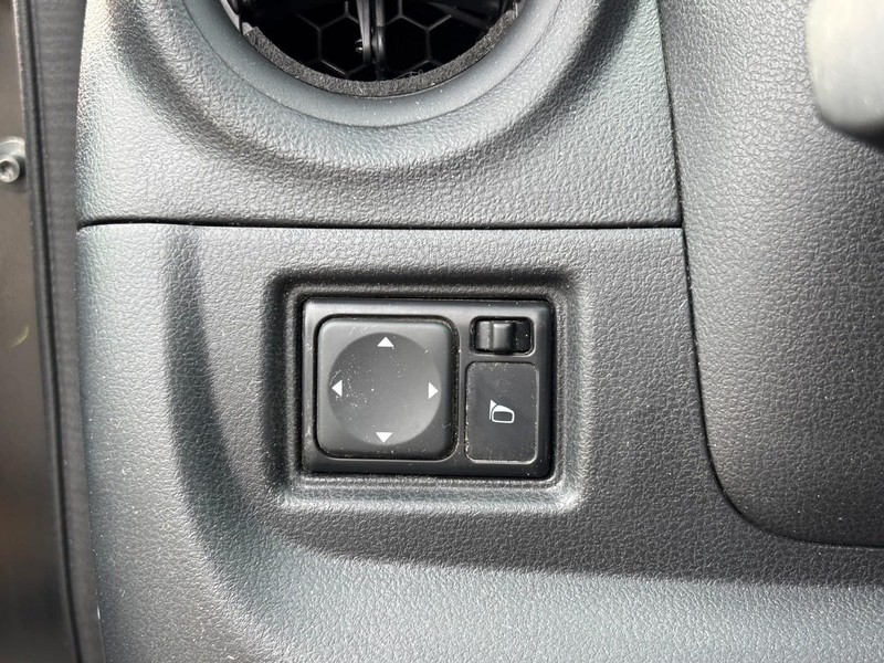 Nissan Versa Sedan Vehicle Full-screen Gallery Image 19