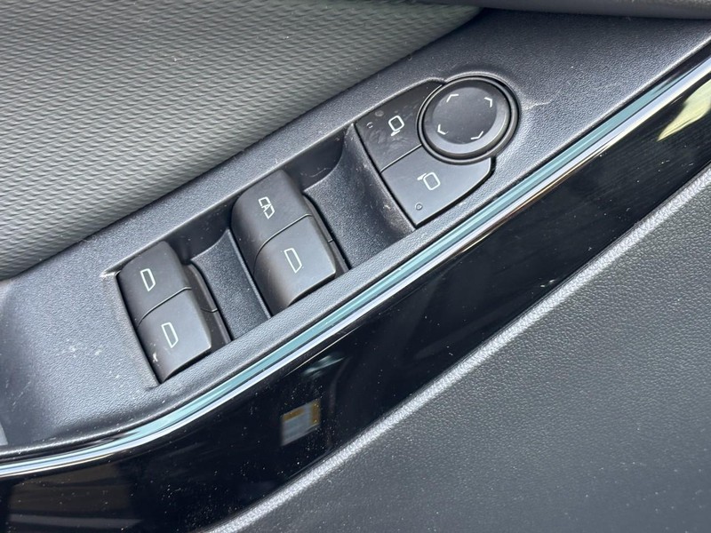 Chevrolet Equinox Vehicle Full-screen Gallery Image 11