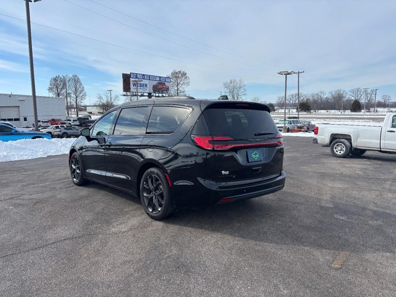 Chrysler Pacifica Vehicle Full-screen Gallery Image 3