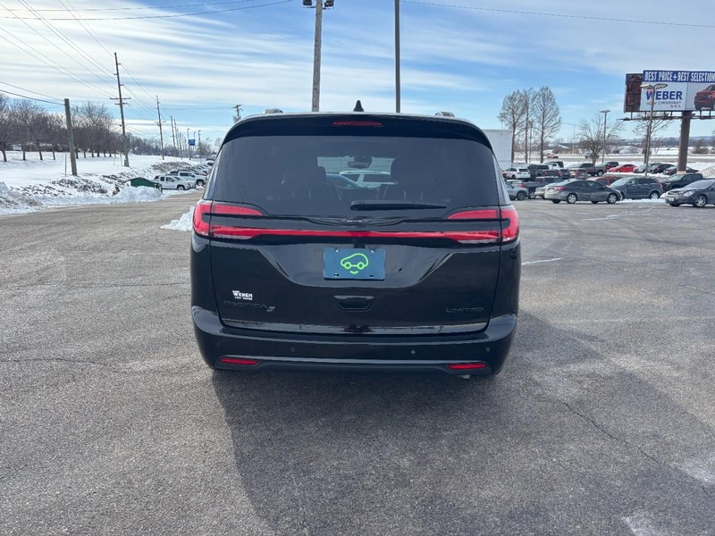 Chrysler Pacifica Vehicle Full-screen Gallery Image 4