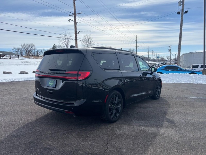 Chrysler Pacifica Vehicle Full-screen Gallery Image 5