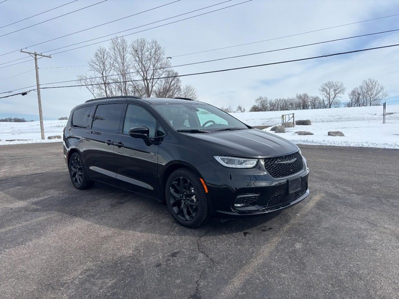 Chrysler Pacifica Vehicle Full-screen Gallery Image 7