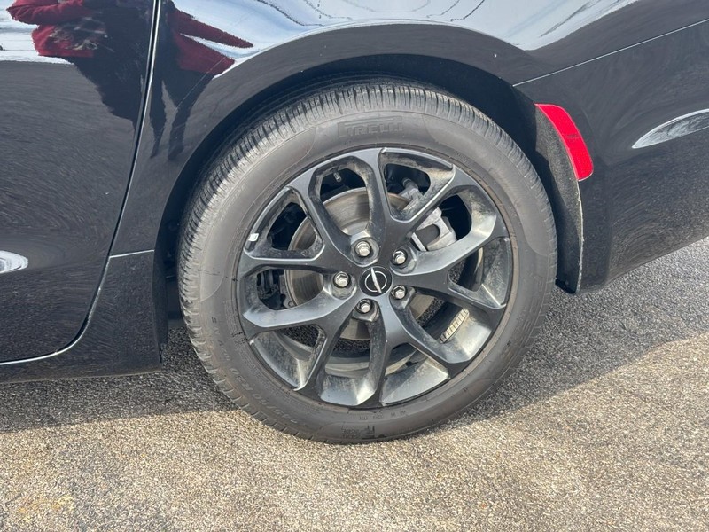 Chrysler Pacifica Vehicle Full-screen Gallery Image 9