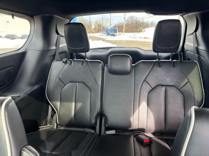 Chrysler Pacifica Vehicle Full-screen Gallery Image 10