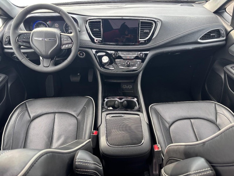 Chrysler Pacifica Vehicle Full-screen Gallery Image 11