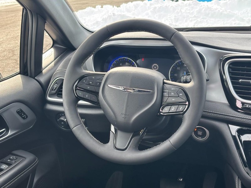 Chrysler Pacifica Vehicle Full-screen Gallery Image 12