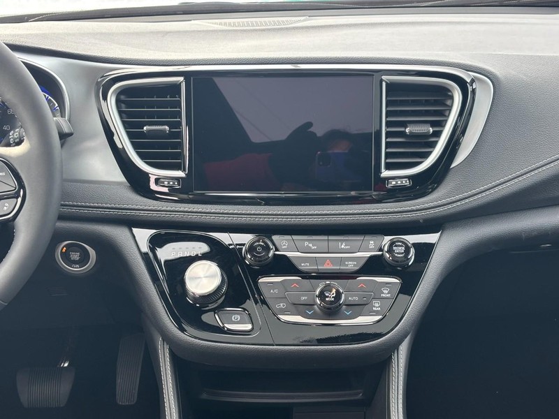 Chrysler Pacifica Vehicle Full-screen Gallery Image 13