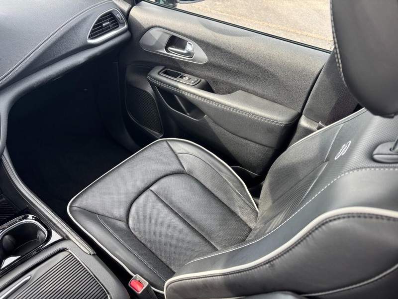 Chrysler Pacifica Vehicle Full-screen Gallery Image 14