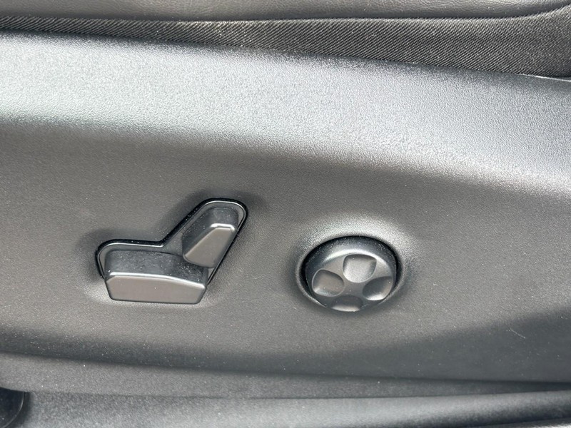 Chrysler Pacifica Vehicle Full-screen Gallery Image 15