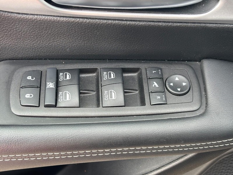 Chrysler Pacifica Vehicle Full-screen Gallery Image 16