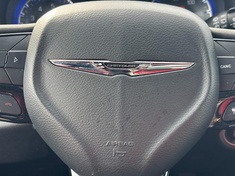 Chrysler Pacifica Vehicle Full-screen Gallery Image 19