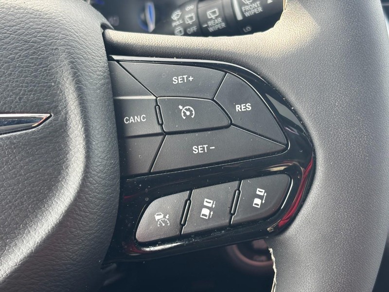 Chrysler Pacifica Vehicle Full-screen Gallery Image 20