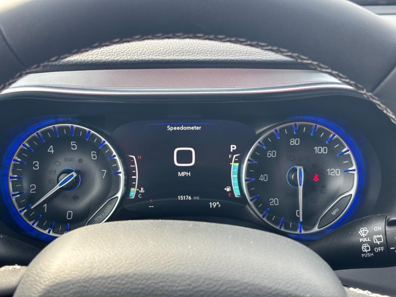 Chrysler Pacifica Vehicle Full-screen Gallery Image 21