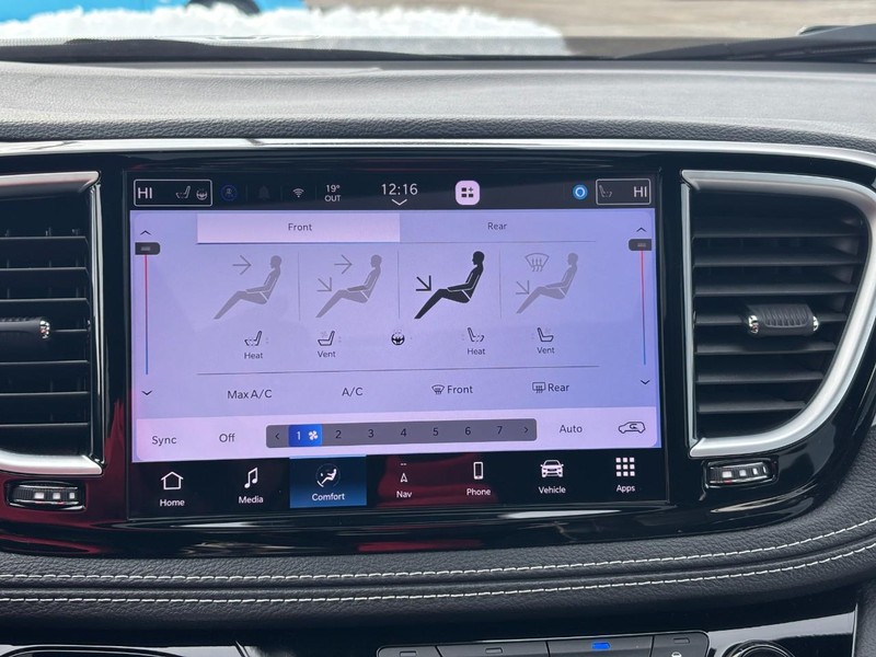 Chrysler Pacifica Vehicle Full-screen Gallery Image 22