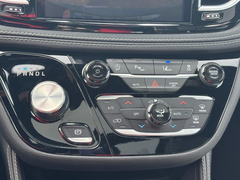 Chrysler Pacifica Vehicle Full-screen Gallery Image 25