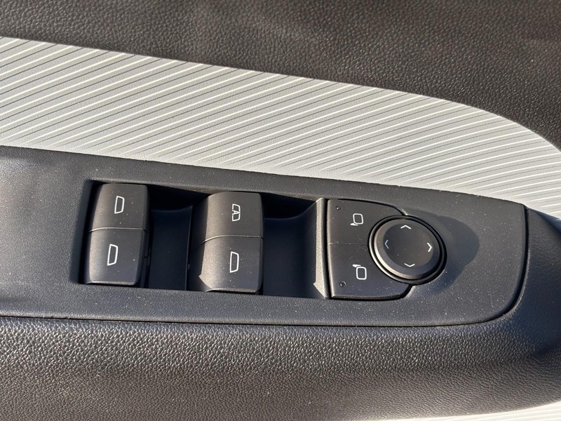 Chevrolet Bolt Vehicle Full-screen Gallery Image 11