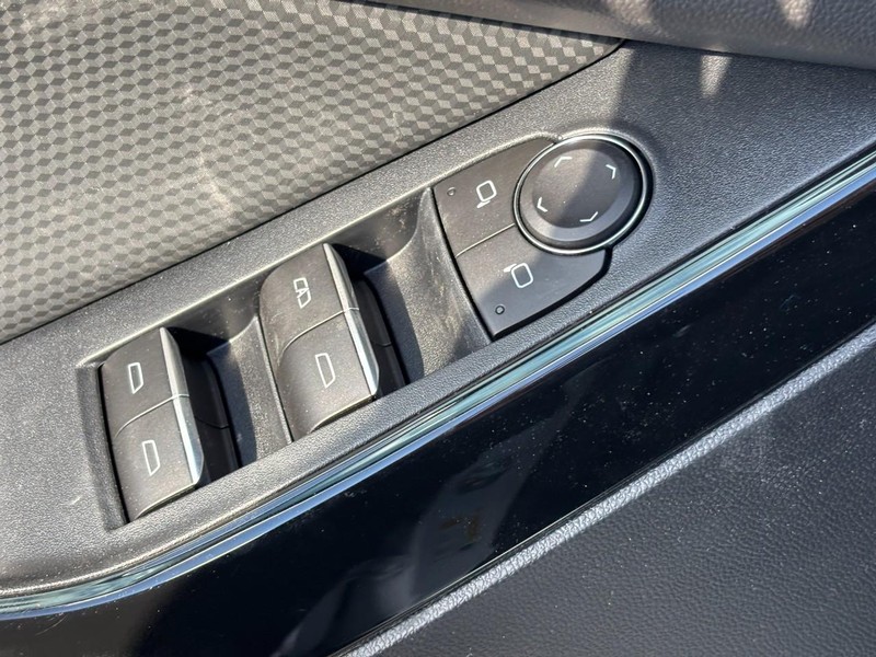 Chevrolet Equinox Vehicle Full-screen Gallery Image 11