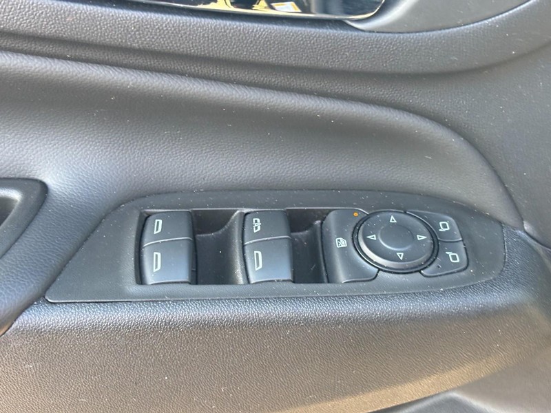 Chevrolet Equinox Vehicle Full-screen Gallery Image 16