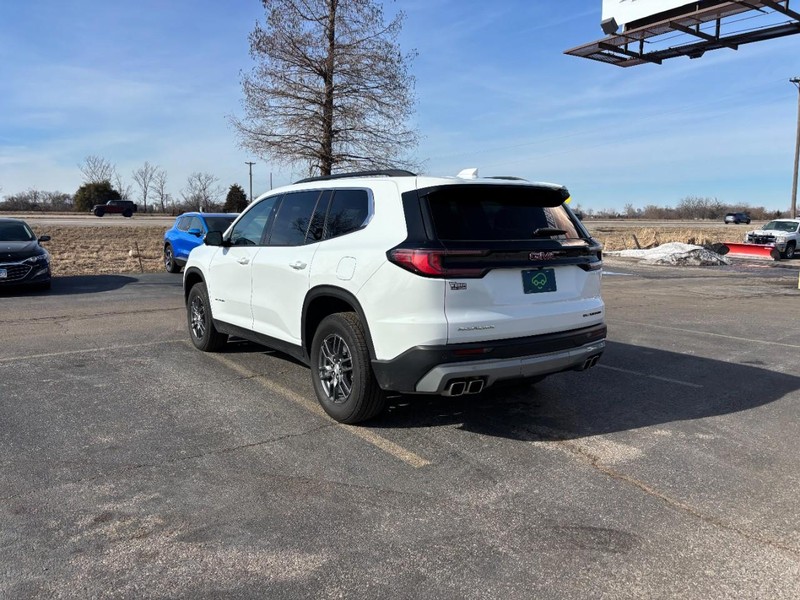 GMC Acadia Vehicle Full-screen Gallery Image 3