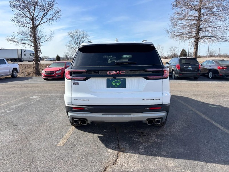 GMC Acadia Vehicle Full-screen Gallery Image 4
