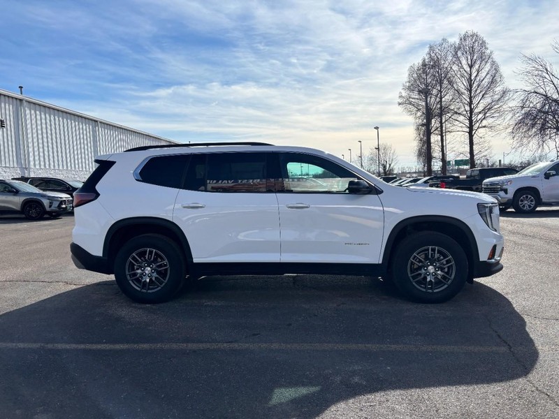 GMC Acadia Vehicle Full-screen Gallery Image 6