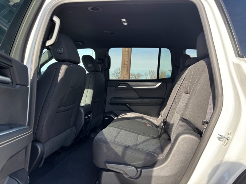 GMC Acadia Vehicle Full-screen Gallery Image 11