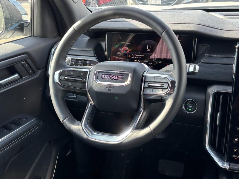 GMC Acadia Vehicle Full-screen Gallery Image 13