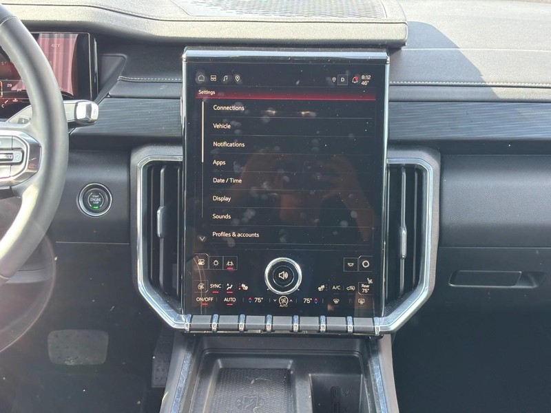 GMC Acadia Vehicle Full-screen Gallery Image 14