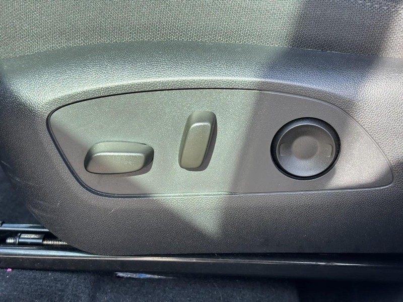 GMC Acadia Vehicle Full-screen Gallery Image 16