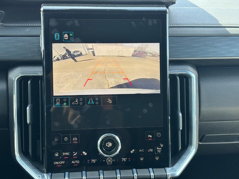 GMC Acadia Vehicle Full-screen Gallery Image 24