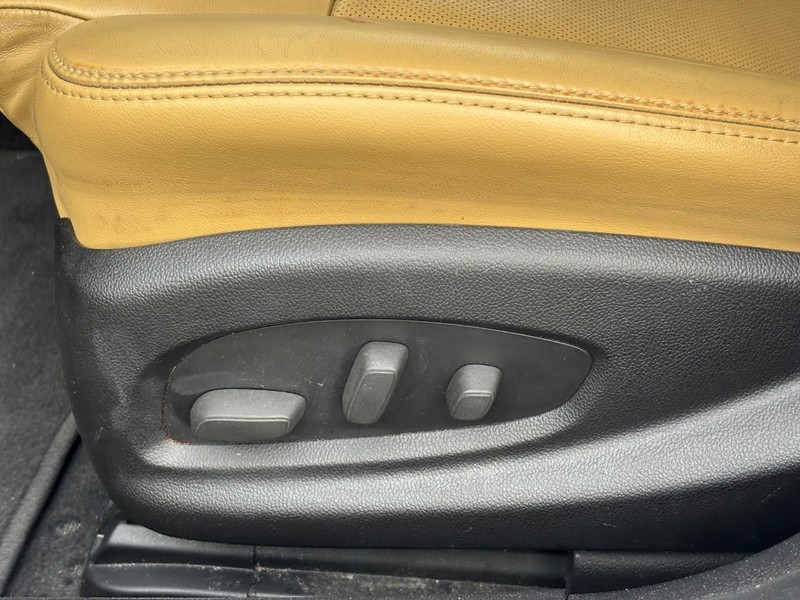 Cadillac ATS Vehicle Full-screen Gallery Image 15