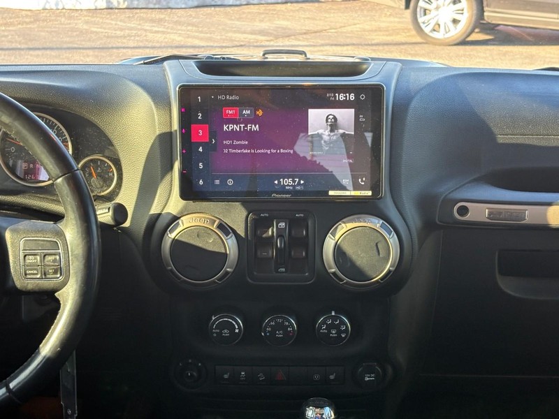 Jeep Wrangler Unlimited Vehicle Full-screen Gallery Image 12