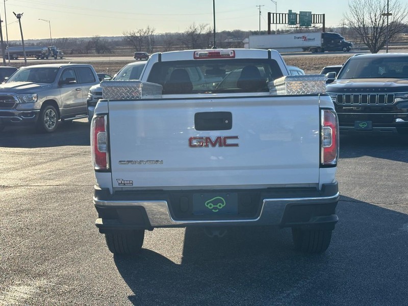 GMC Canyon Vehicle Full-screen Gallery Image 4