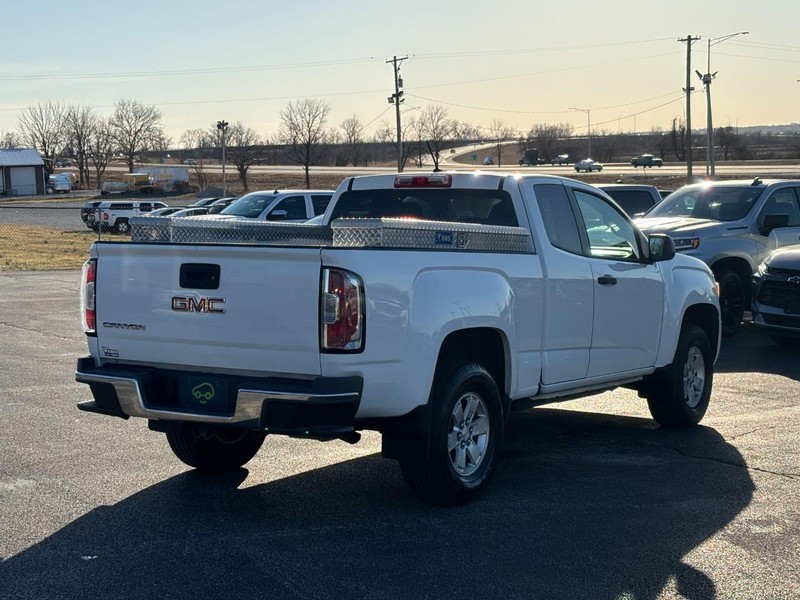 GMC Canyon Vehicle Full-screen Gallery Image 5