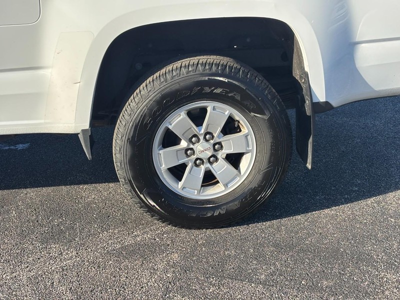 GMC Canyon Vehicle Full-screen Gallery Image 9